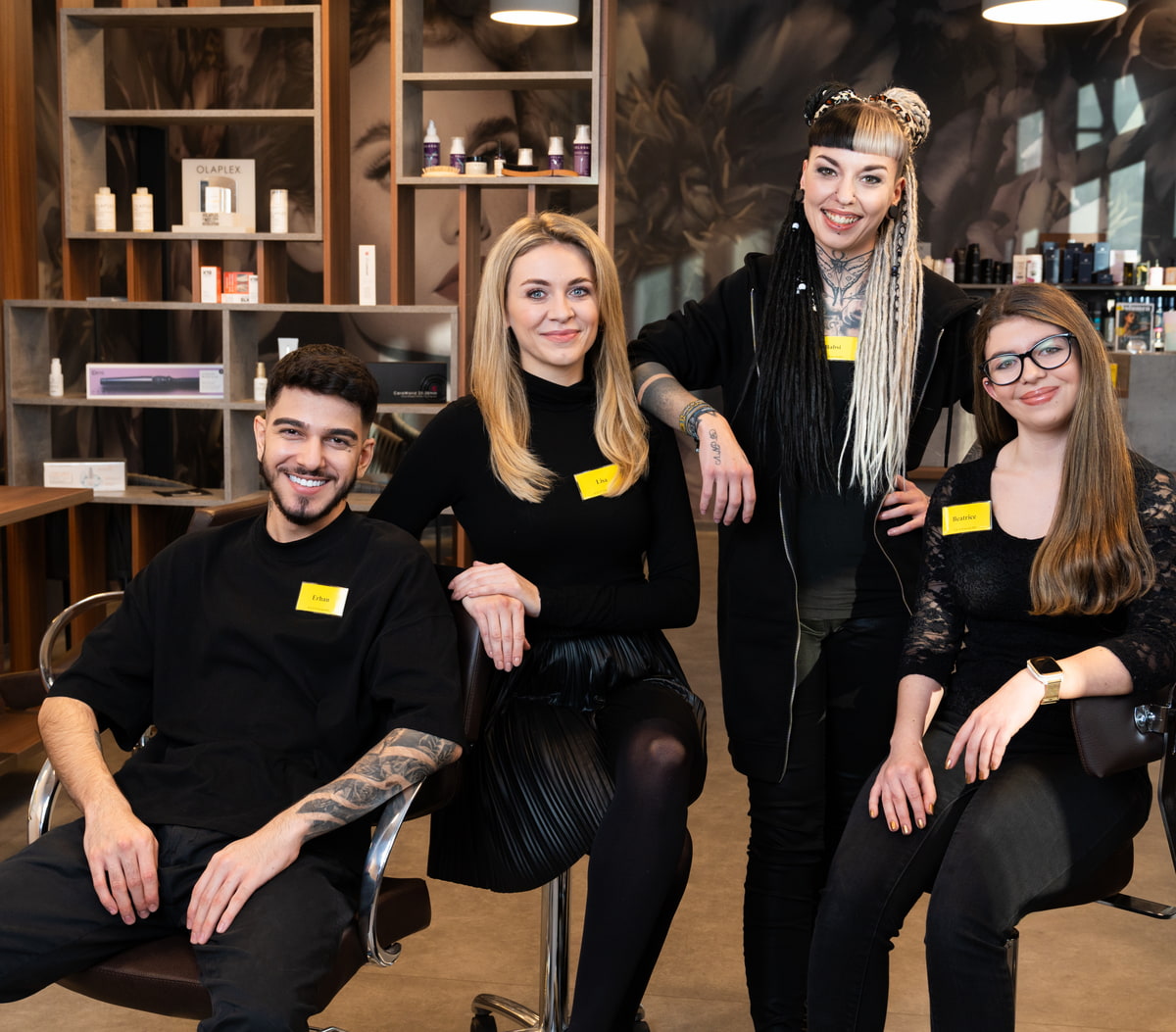 KLIPP Team Foto von vier Menschen in schwarzer Kleidung