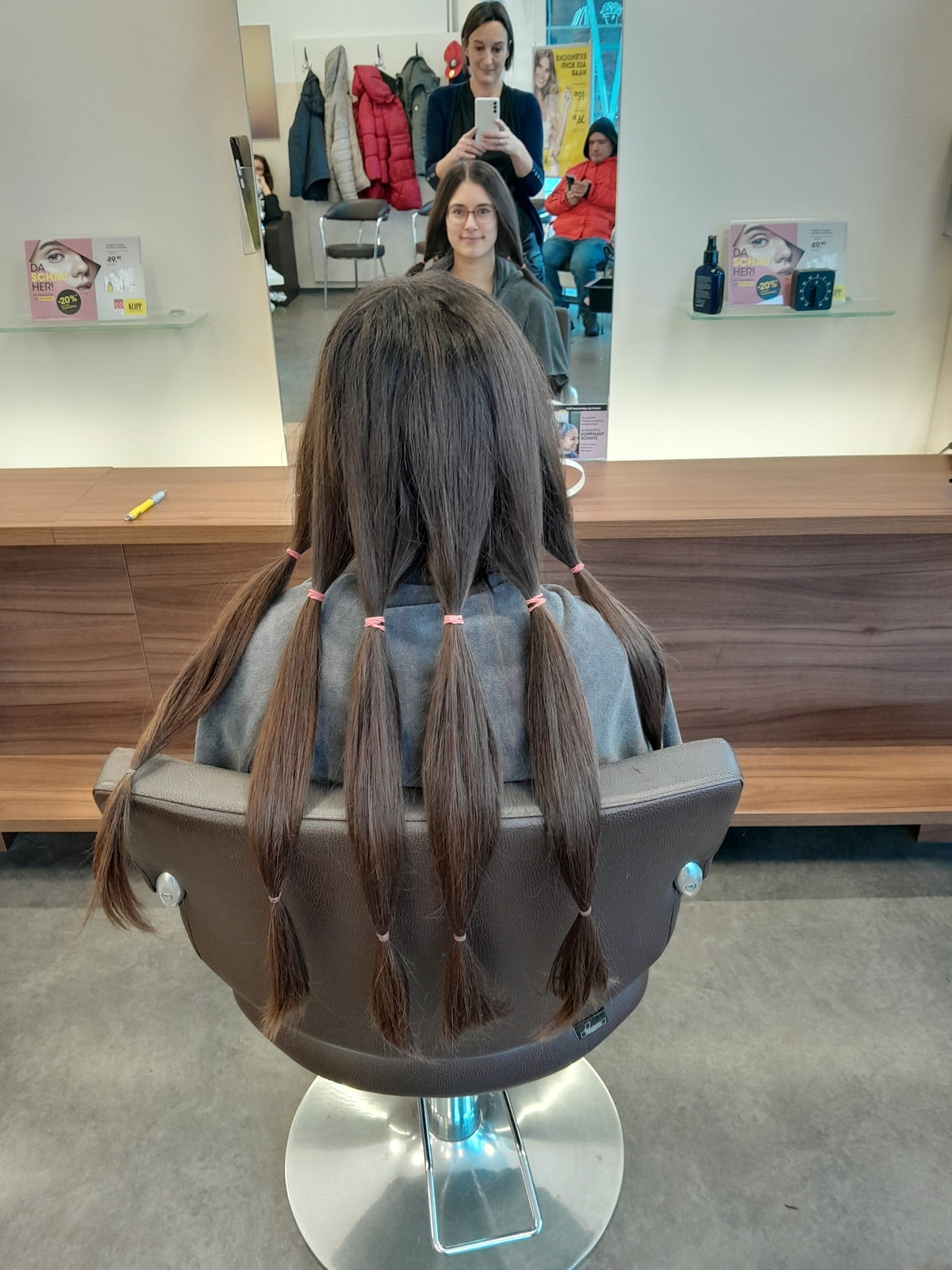 Kundin im Friseursalon mit verschiedenen Zöpfen