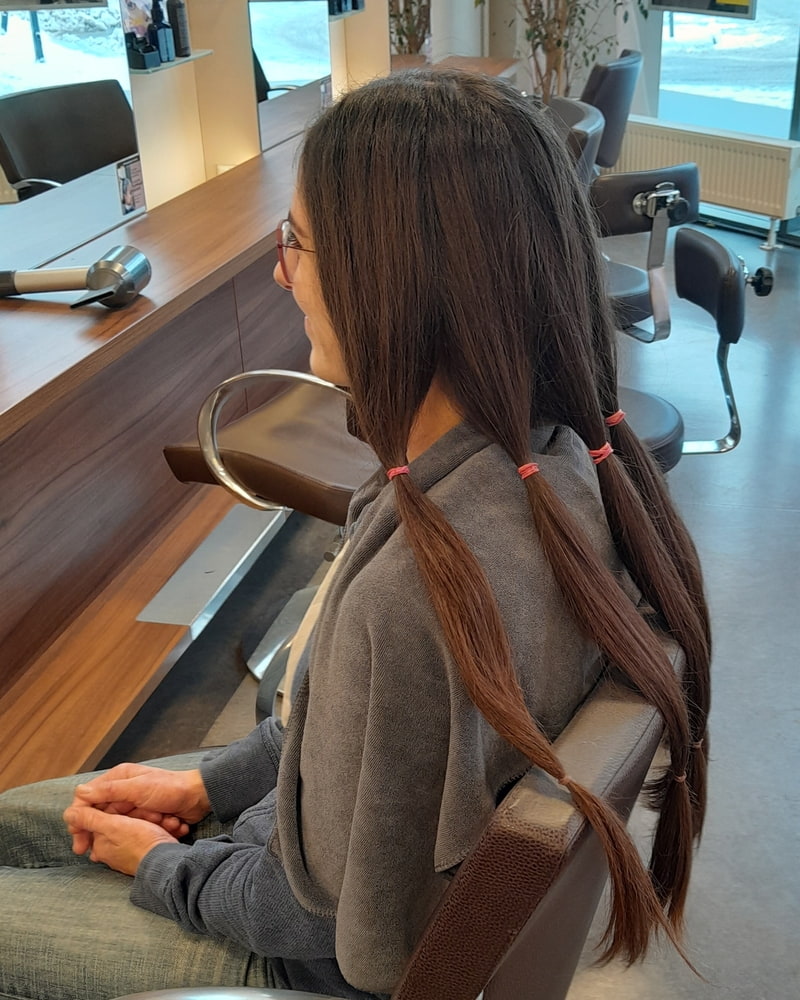 Haare spenden bei KLIPP Eine Kundin bei KLIPP, deren Haare zusammengebunden werden