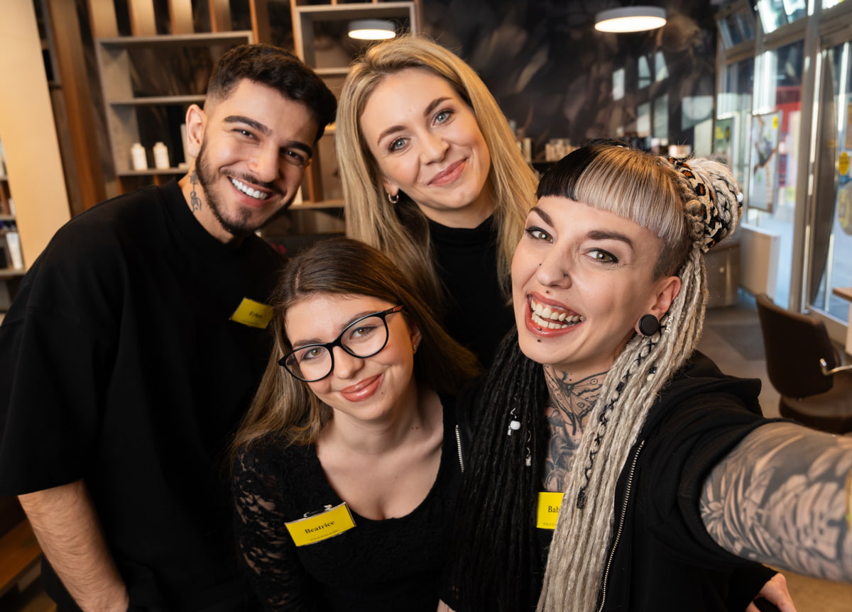 KLIPP Team Mitarbeiter Vier Menschen machen ein Selfie