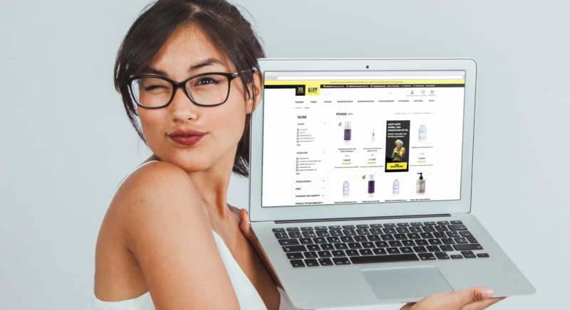 KLIPP Onlineshop Frau zeigt Laptop in die Kamera