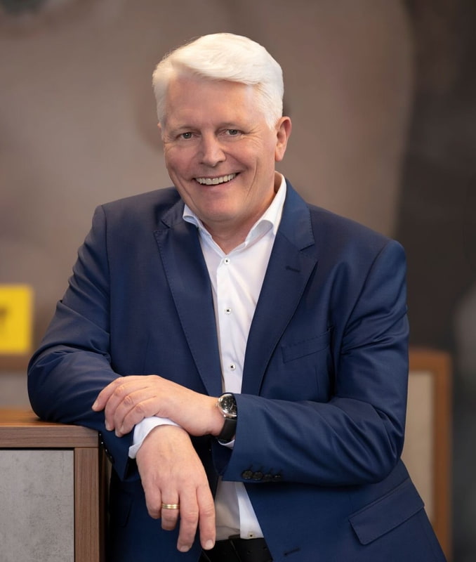 Mann lächelt in die Kamera