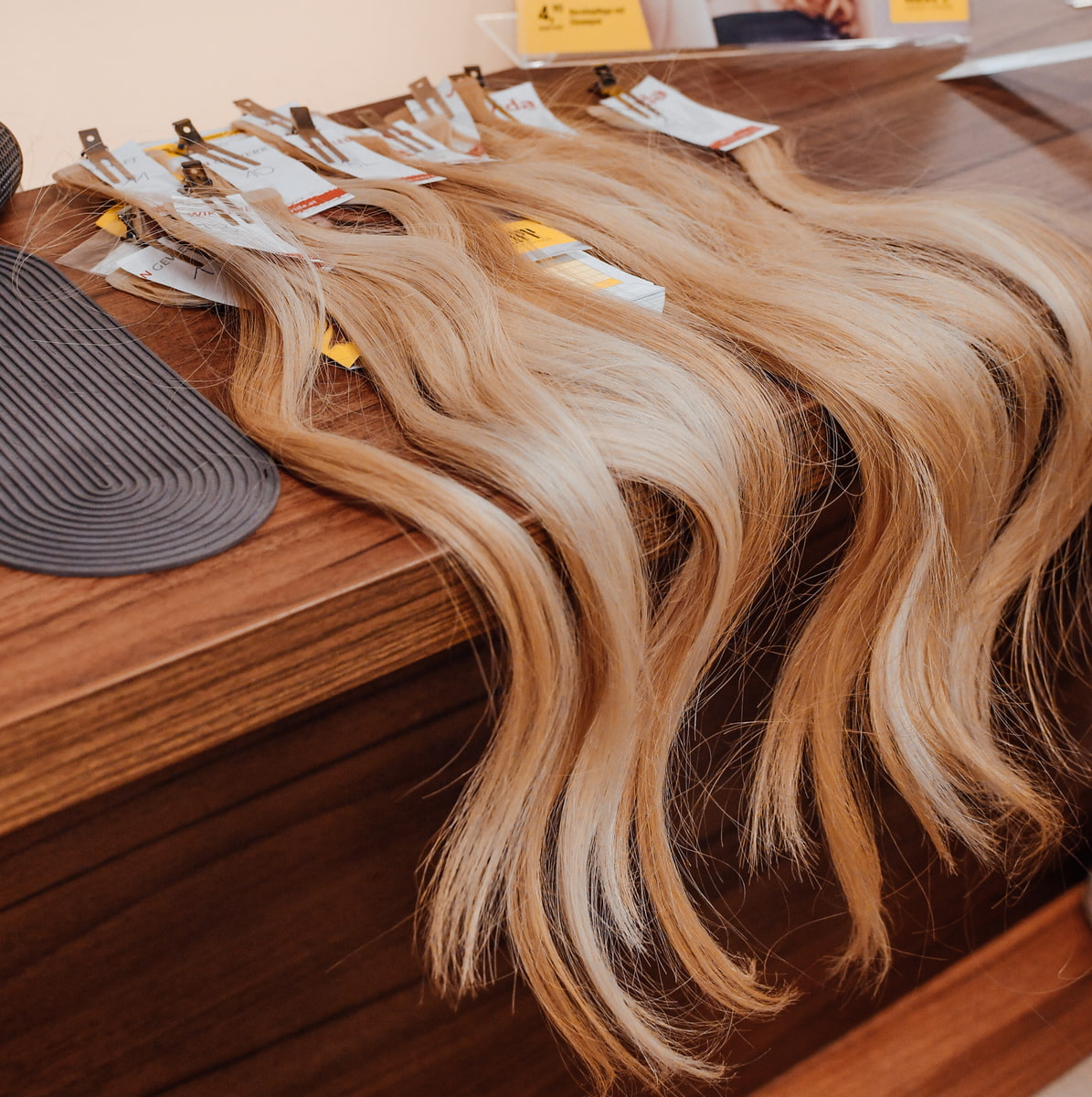 Extensions Tipps vom Profi Tape-in-Extensions in einem Friseursalon