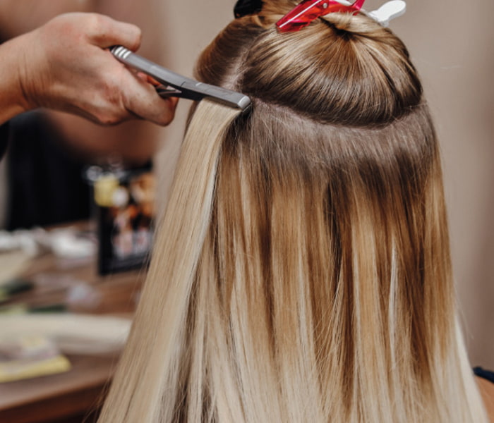 Tape-Extensions-KLIPP Friseur bringt Tape Extensions an
