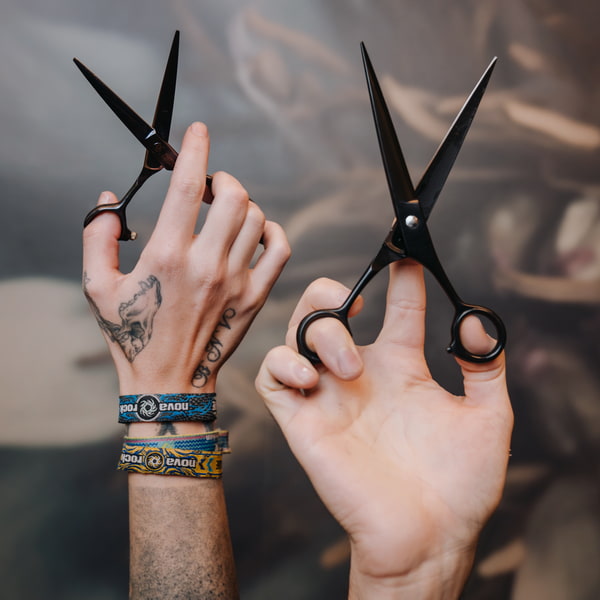 KLIPP Salon Zwei Hände die Scheren halten