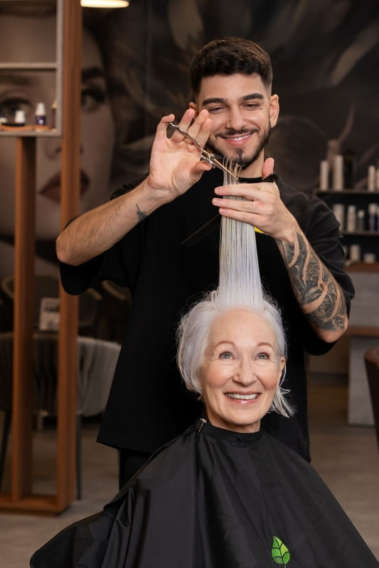 Tipps für die Traumfrisur Mann schneidet Frau Haare