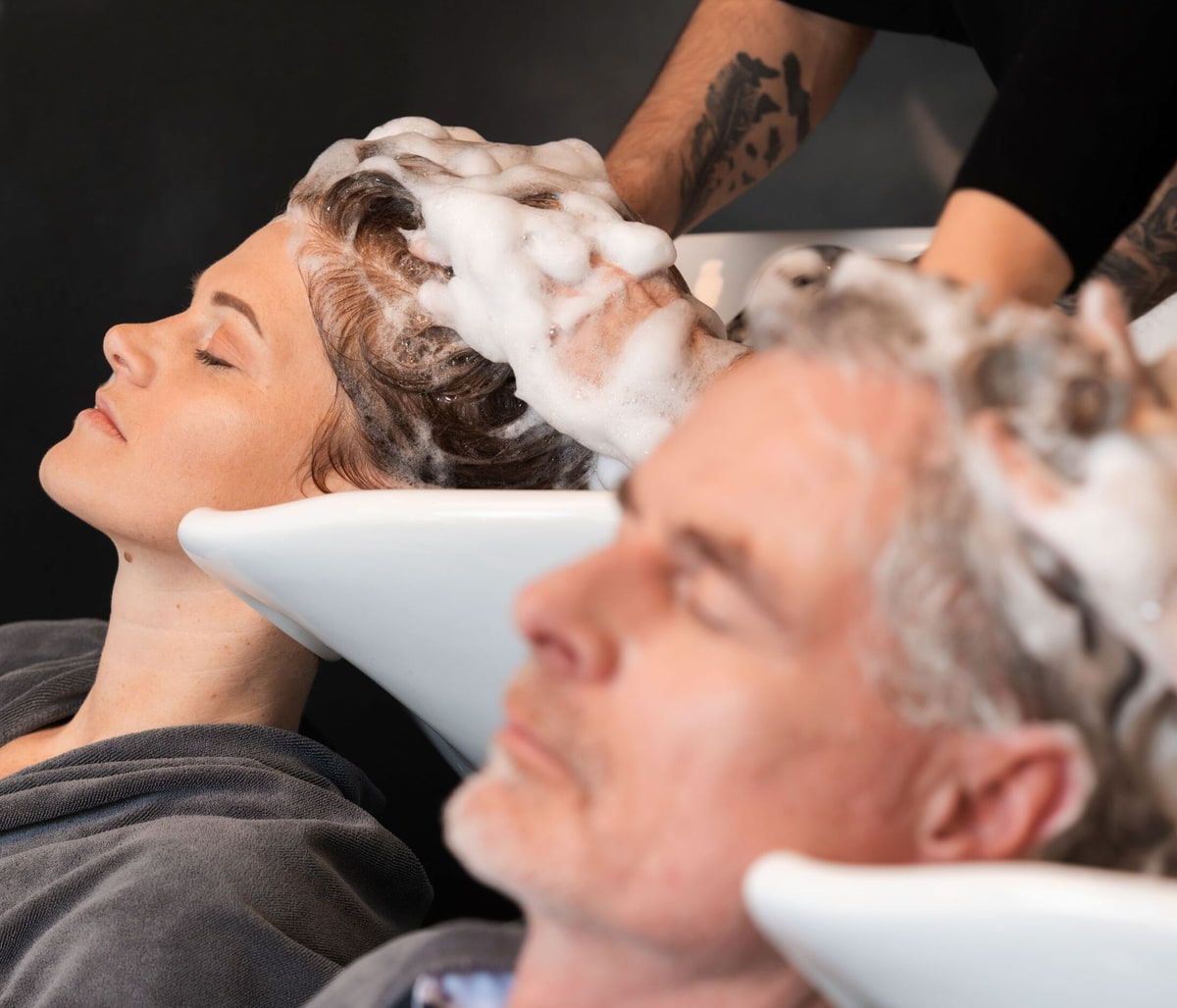 Tipps Friseurbesuch Mann und Frau am Waschtisch beim Friseur