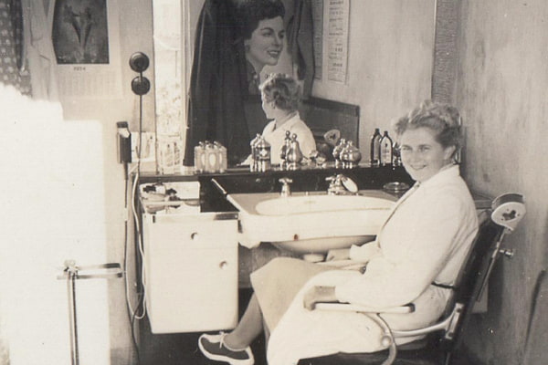 Frau sitzt in Friseursalon