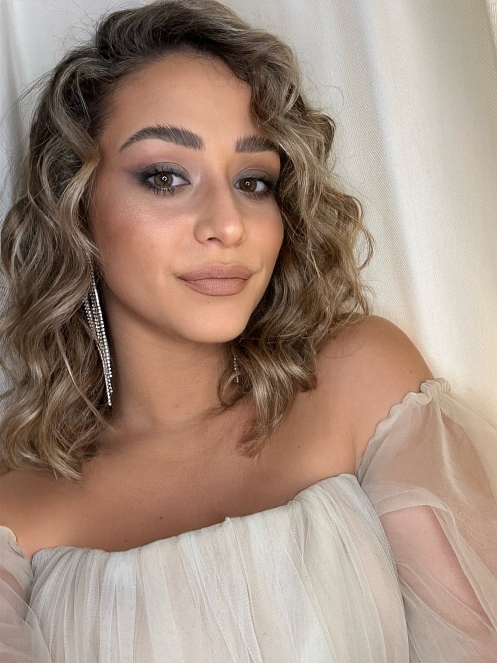 Frau mir blonden Haaren und Locken