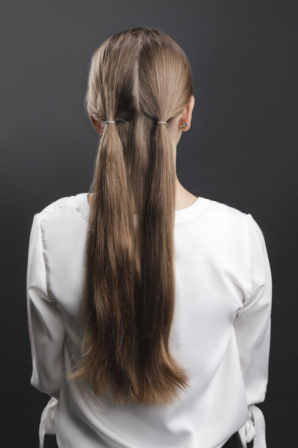 Lange Haare von hinten in zwei Partien