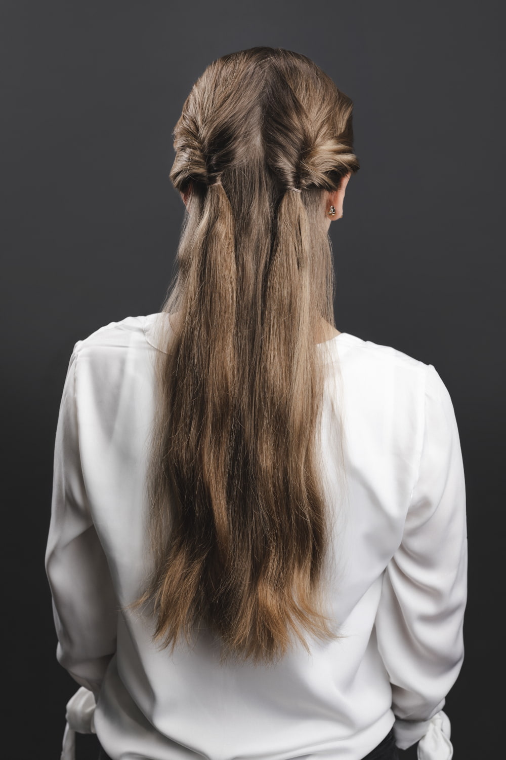 Kopf mit Haaren von hinten