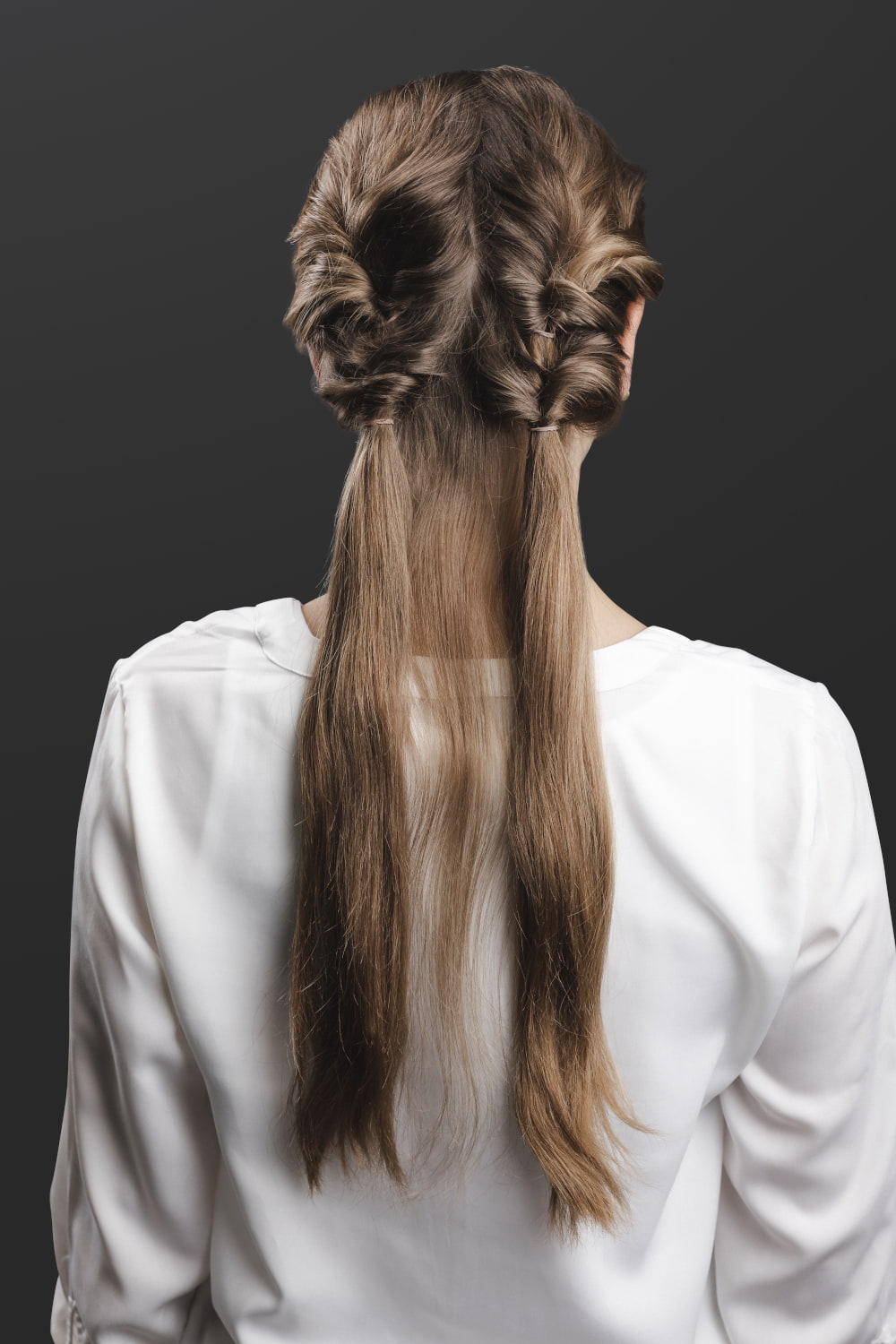 braune lange Haare mit zwei Buns von hinten