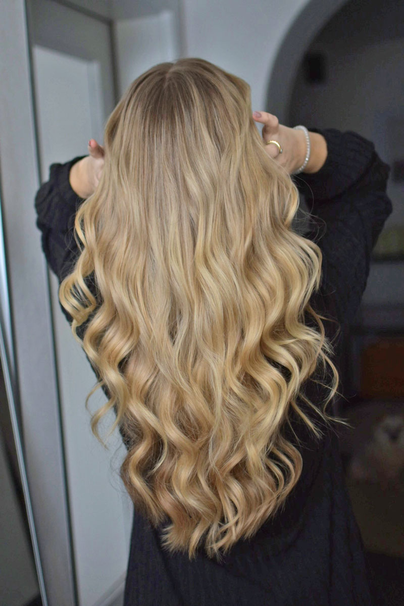 Anleitung Weihnachtsfrisur Langes blondes Haar mit Locken