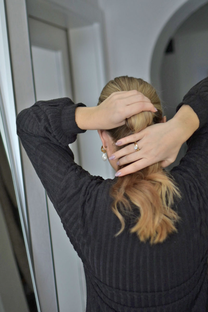Invisibobble für Weihnachtsfrisur Frau bindet Zopf