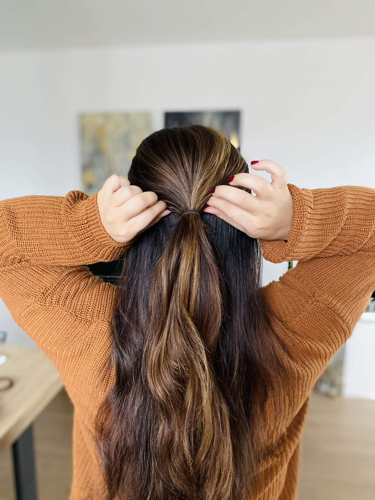 Hairstyle Idee Feiertage Braune Haare werden zusammengebunden