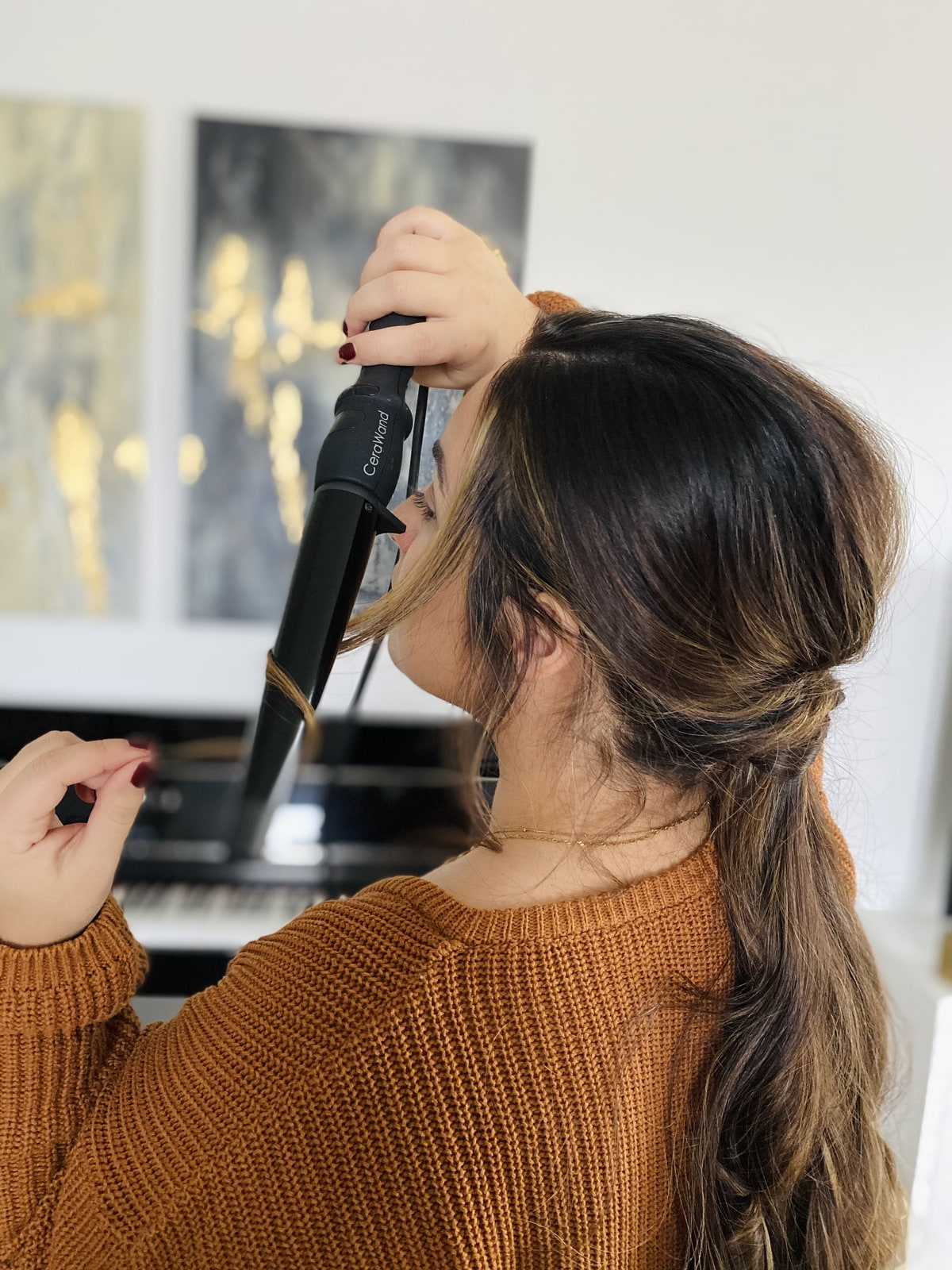 Silvesterfrisur Finishing Touches Frau lockt sich Haarsträhnen