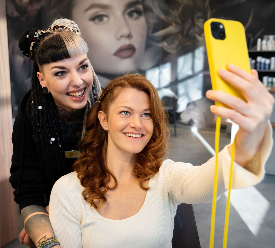 Frau macht mit Friseurin Selfie
