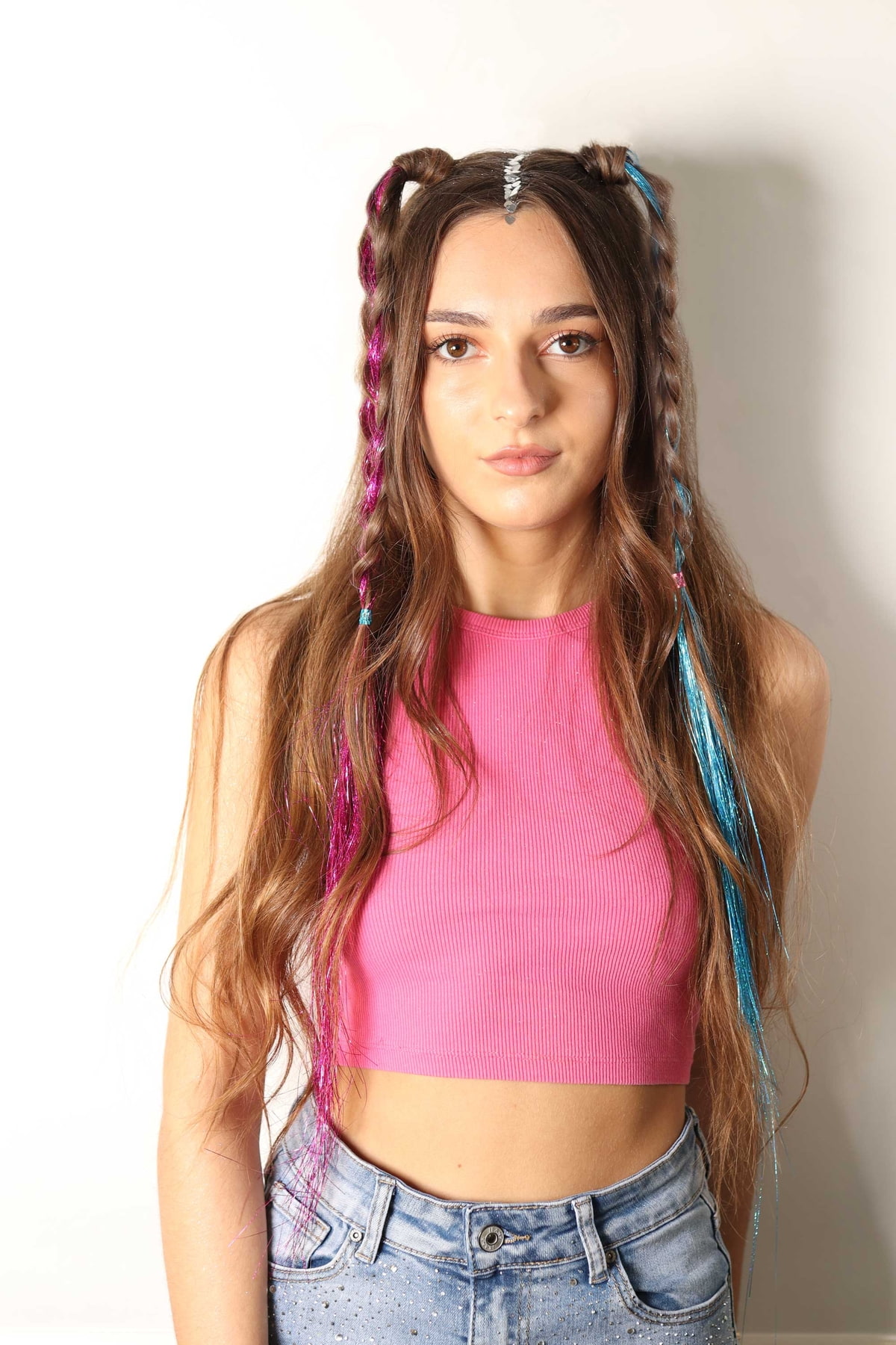 Bubble Braids Festival Frau mit zwei Bubble Braids und verspielten Haarsträhnen