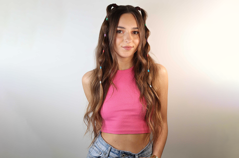 Festivalfrisuren Ideen Junge Frau mit Bubble Braids