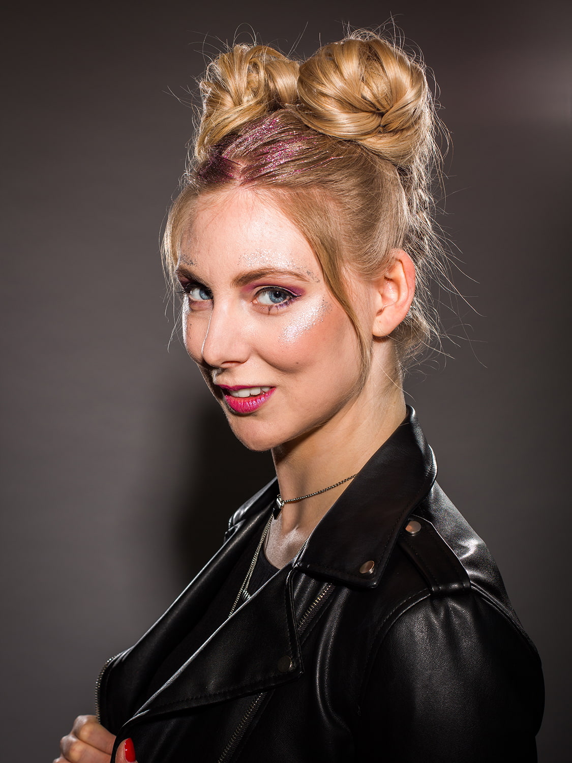 Space Buns Festival Frau mit zwei glitzernden Haarbuns