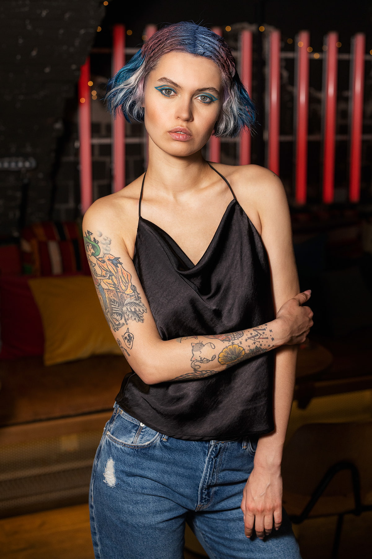 Micro Bob Frisur Frau mit blauem Micro Bob
