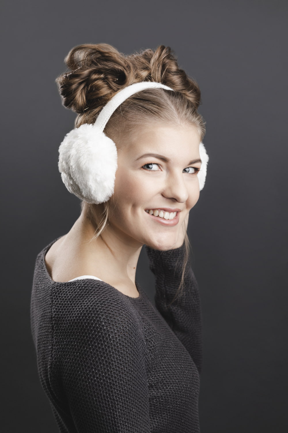 Braided Space Buns Frisur Frau mit weißen Ohrenschützern