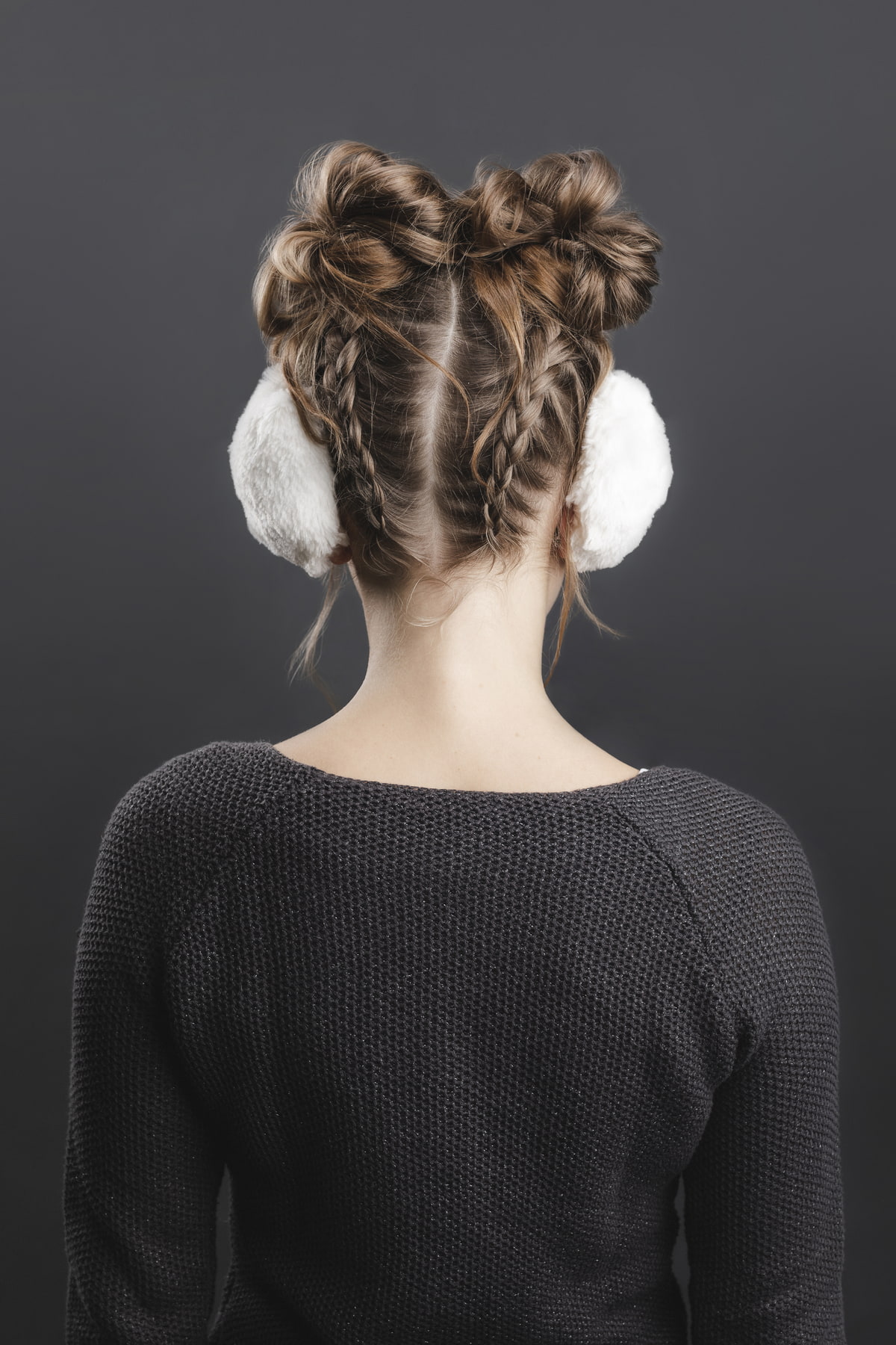 Braided Space Buns Anleitung Zwei geflochtene Bund von hinten