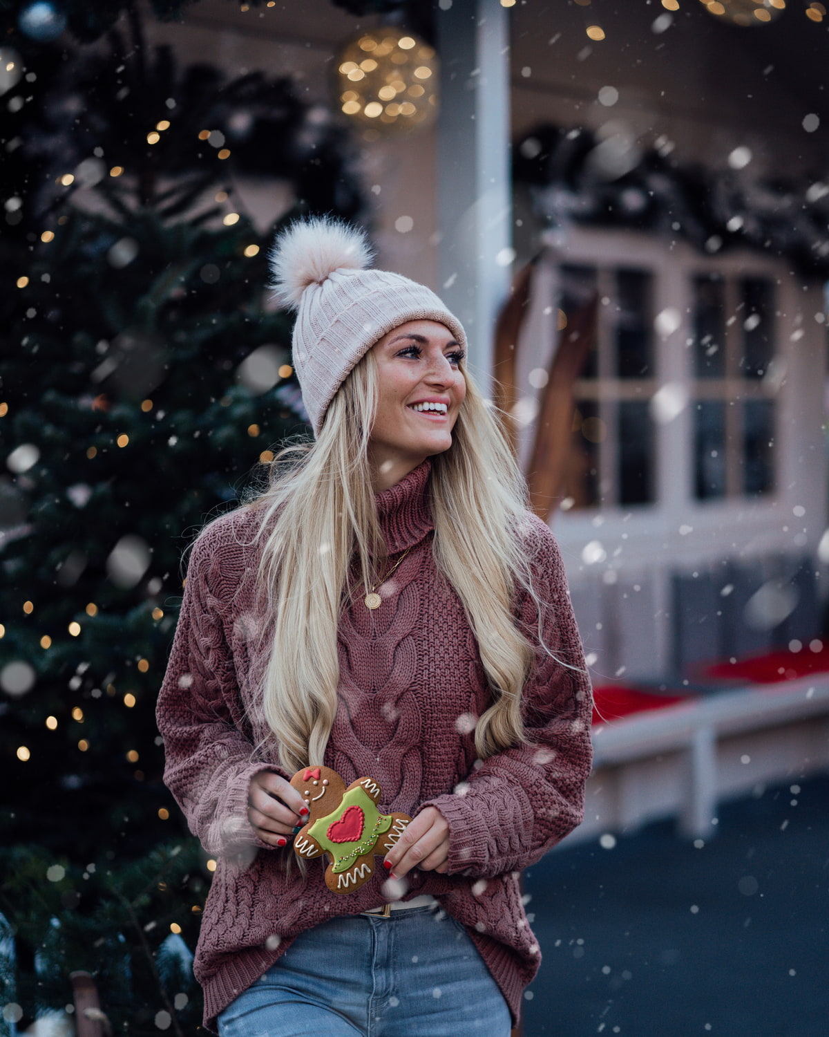 Frau mit winterlichem Pullover und Mütze 