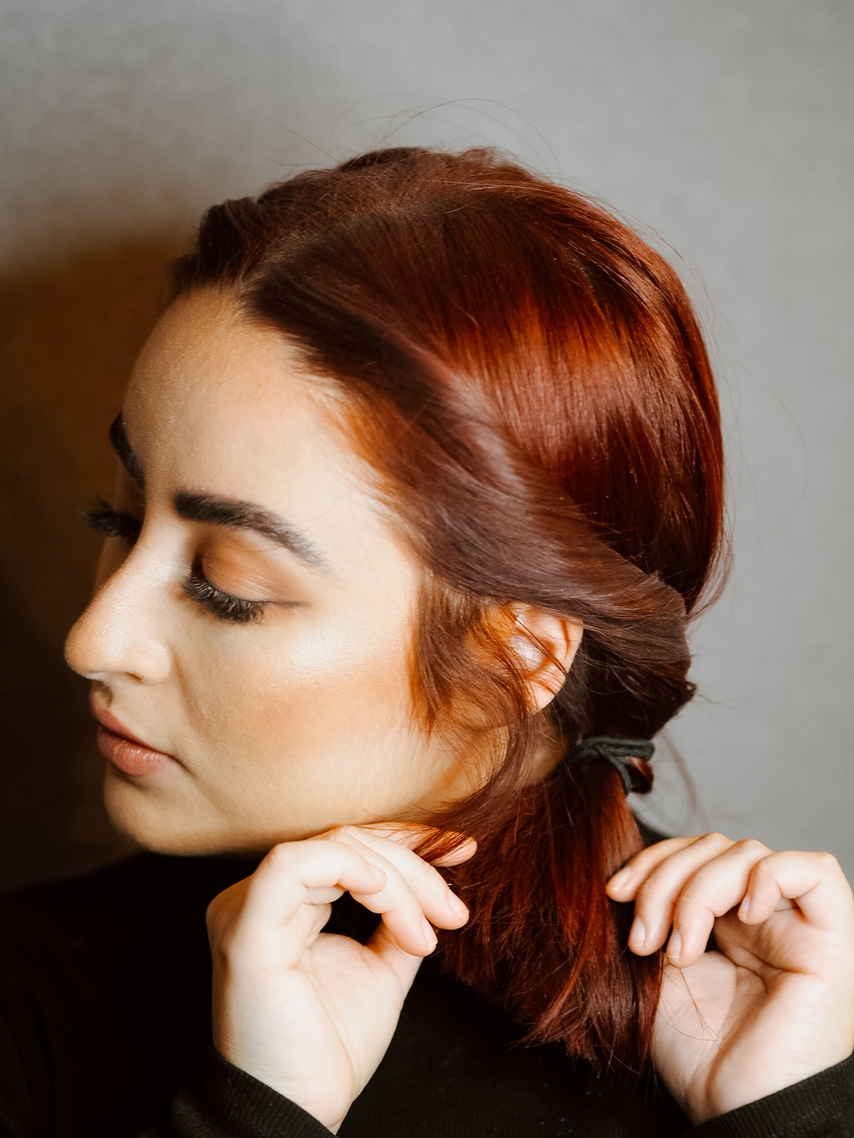 Zöpfe Winter Hairstyle Frau mit roten Haaren und zwei Zöpfen