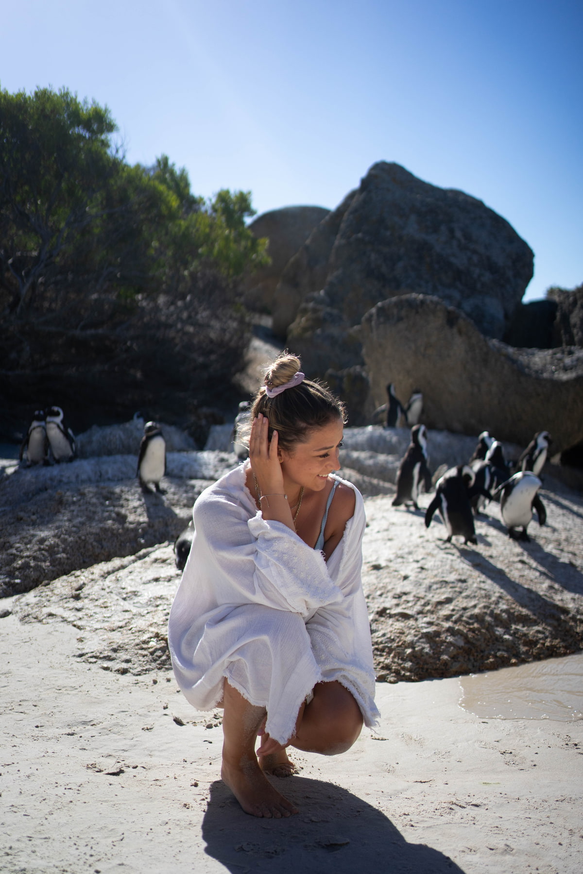 Messy Bun Sommer Frau sitzt am Strand