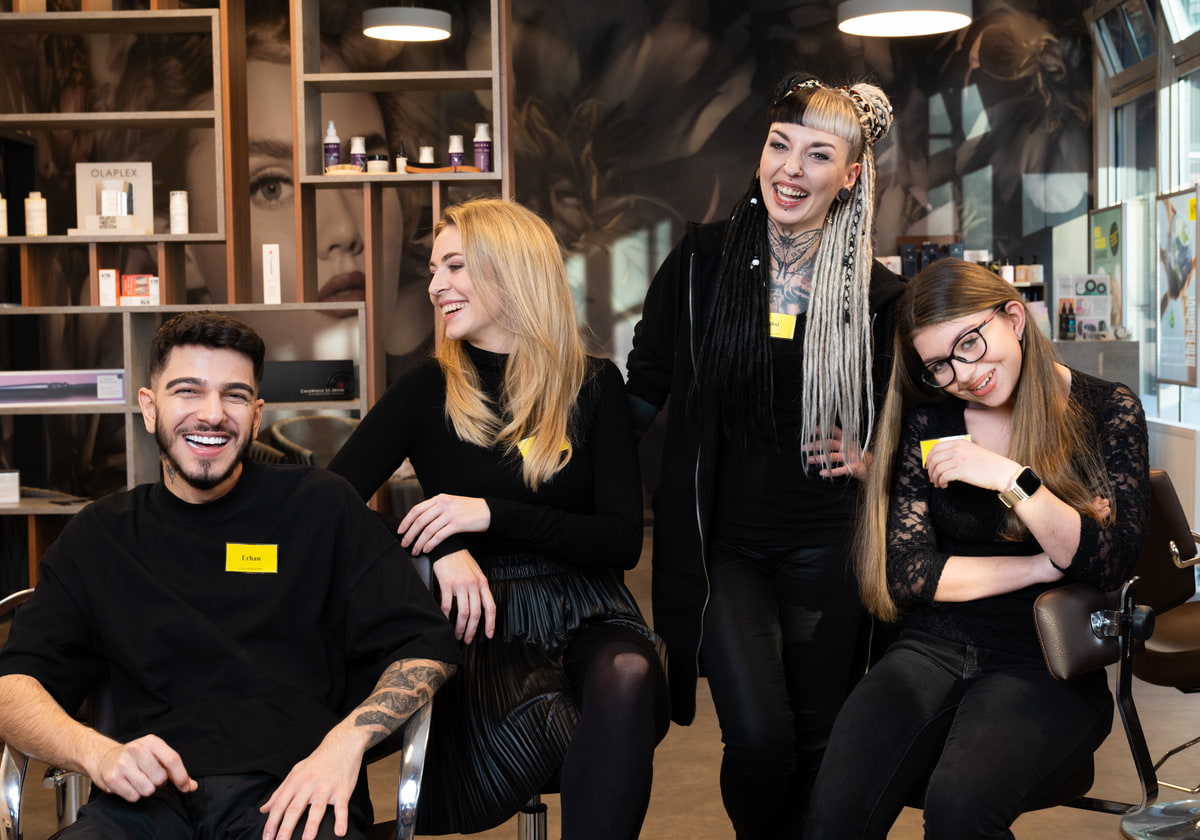 KLIPP Mitarbeiter Vier Mitarbeiter in einem Friseursalon
