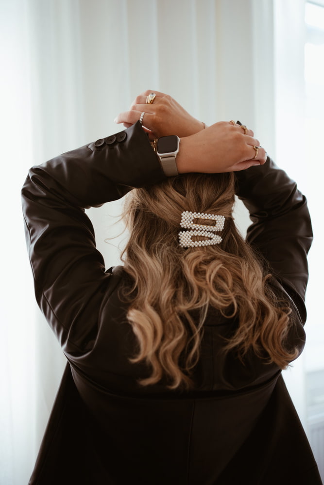 Locken Half-Up-Style Frisur mit Locken und zwei Haarspangen von hinten