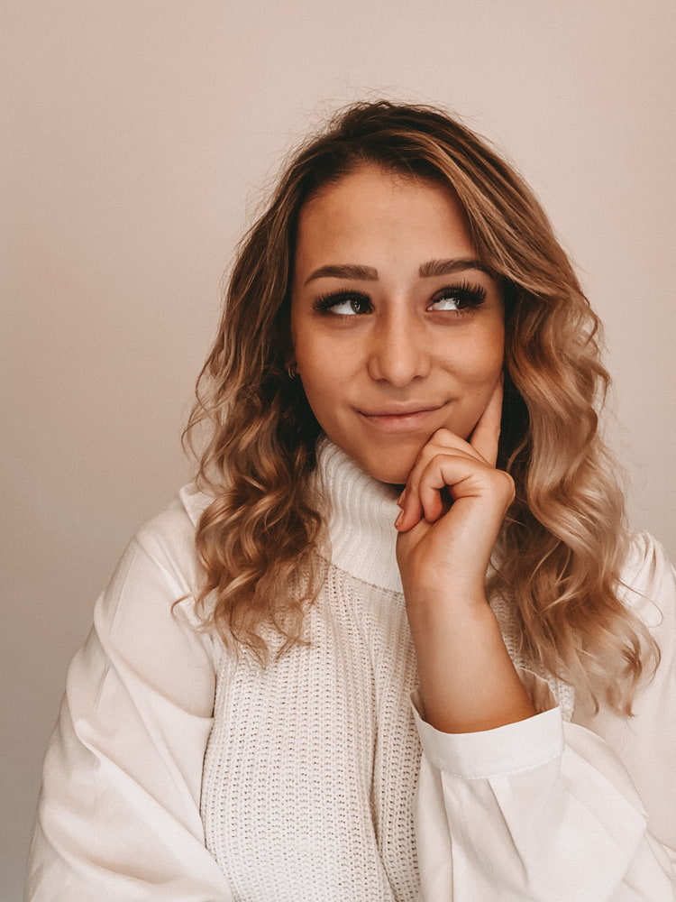 Beach Waves Tipps Frau mit blonden Haaren und sanften Locken