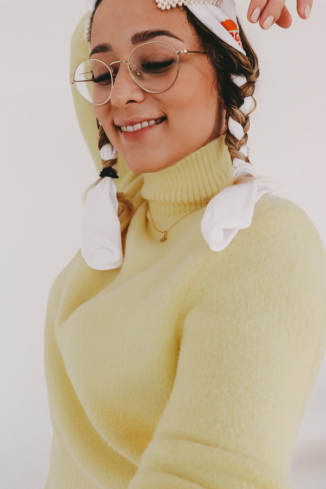 Heatless Curls mit Socken Frau macht sich Locken mit Socken
