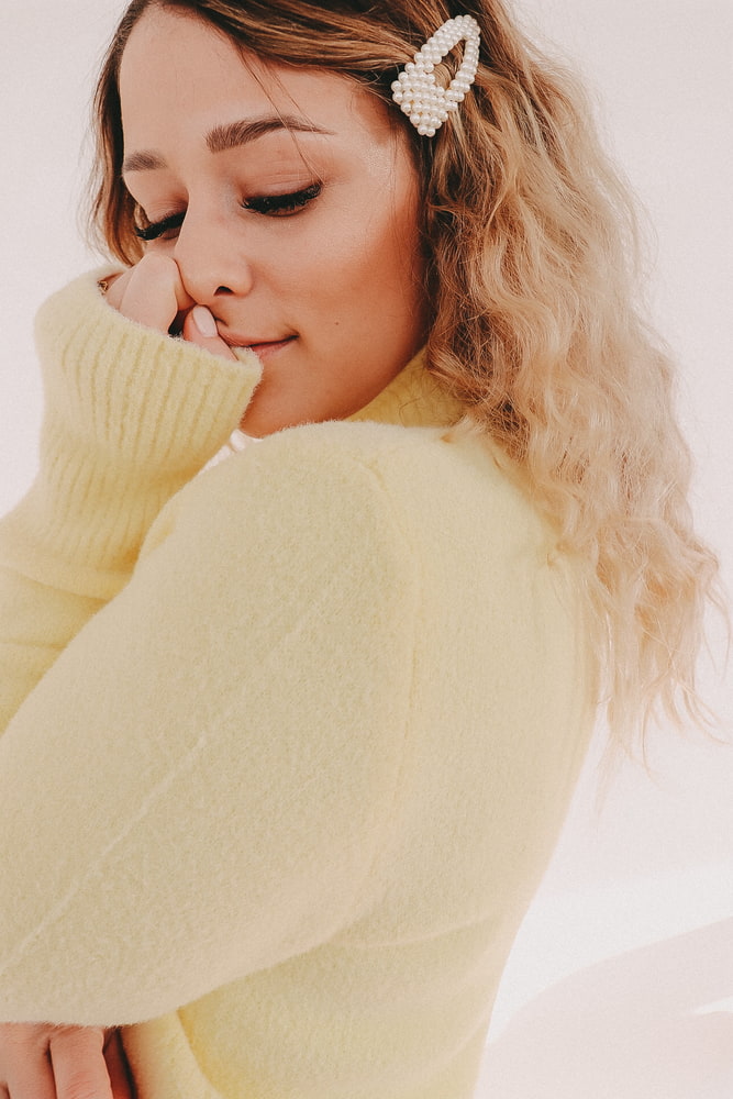 Heatless Curls Tipps Frau mit blonden Locken
