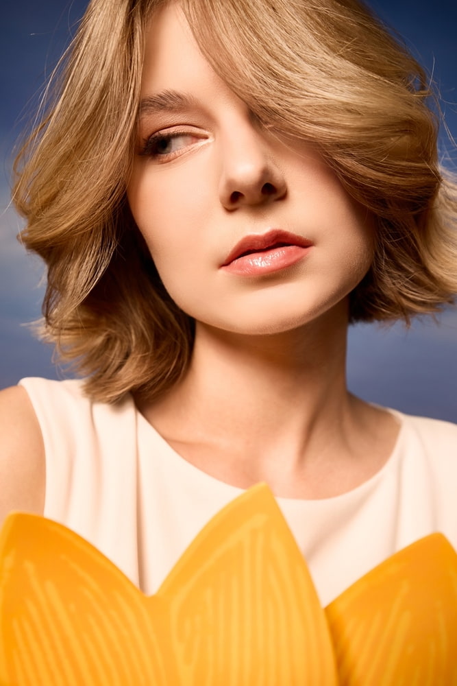 Midi Curls Frau mit Seitenscheitel und Pony