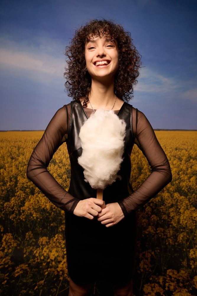 Micro Curls Junge Frau lacht in die Kamera