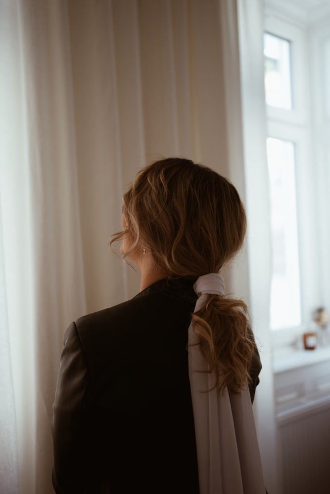 Low Rise Ponytail Locken Frau mit tiefsitzendem Pferdeschwanz