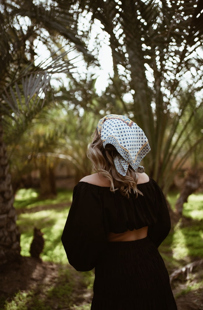 Schnelle Sommerfrisur Frau mit Bandana