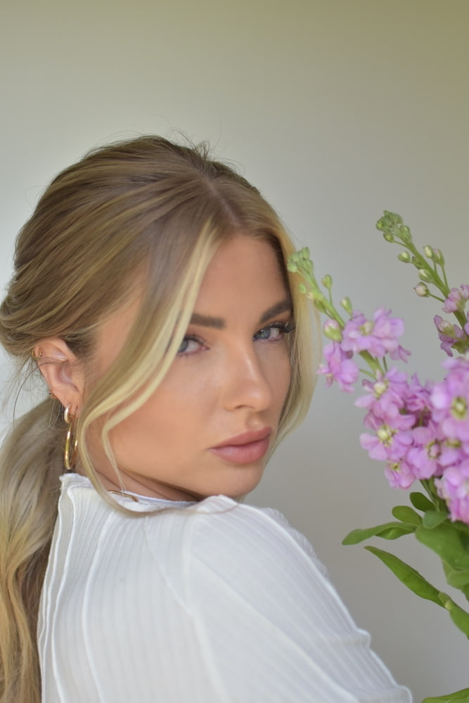 Anleitung Braided Ponytail Frau mit tiefem Pferdeschwanz