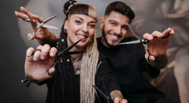 KLIPP unser Frisör Zwei Friseure mit Scheren in der Hand