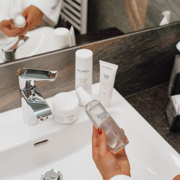 Leave-In-Pflegeprodukte Eine Flasche Goldwell Leave-In-Pflege im Badezimmer