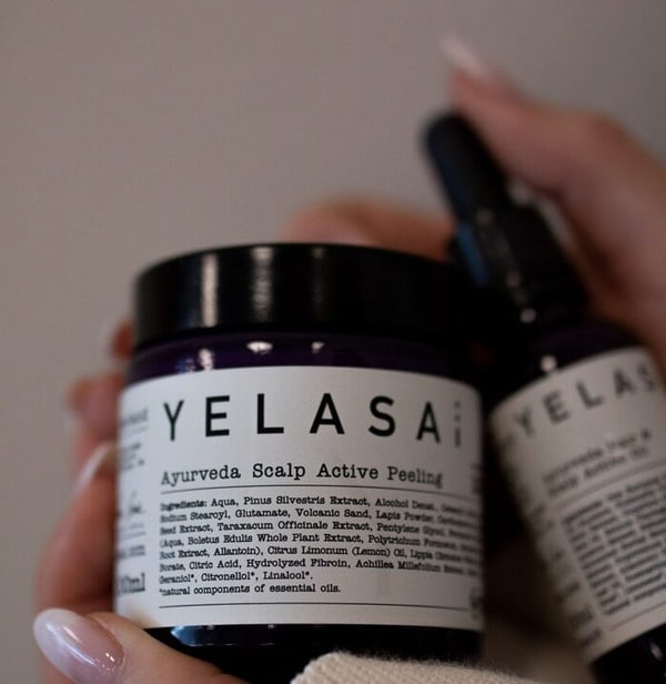Natürliche Pflegeprodukte von Yelasai Zwei Verpackungen von Yelasai-Produkten