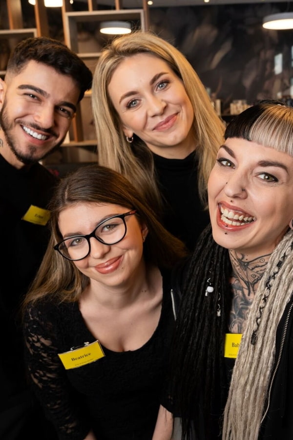 Ein Selfie von drei Frauen und einem Mann