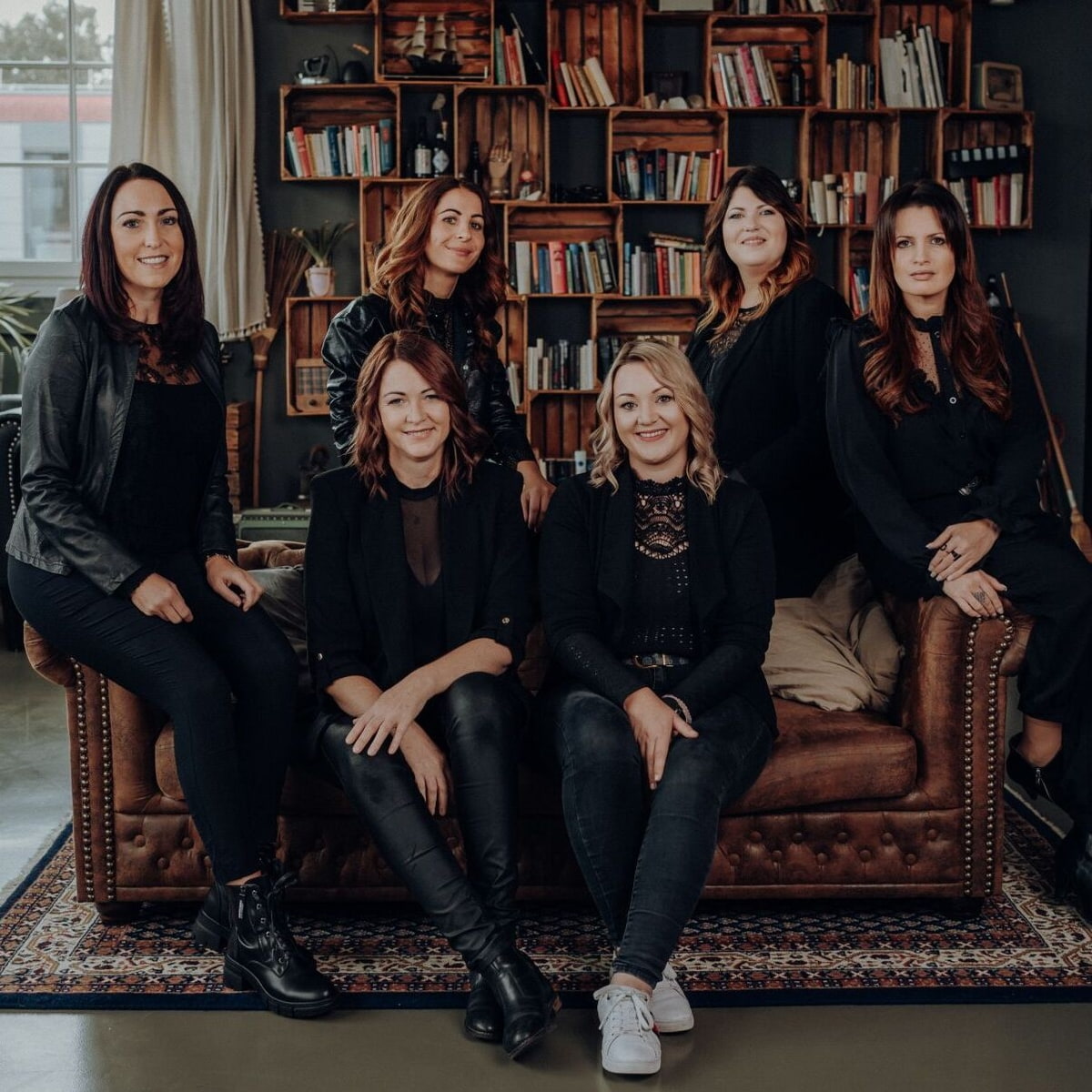KLIPP Akademie Trainer Gruppenfoto von Menschen in schwarzer Kleidung
