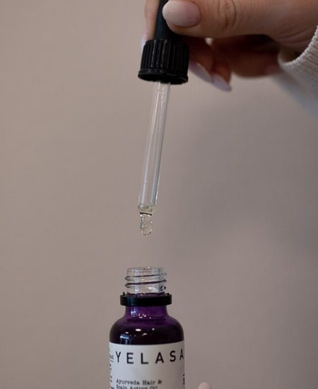 Haaröl zur Pflege Eine Flasche eines Yelasai Haaröl