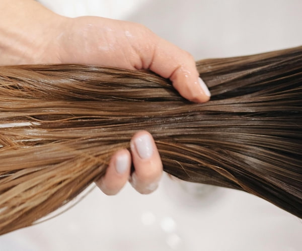 Closeup von braunen Haaren, die gerade gewaschen werden