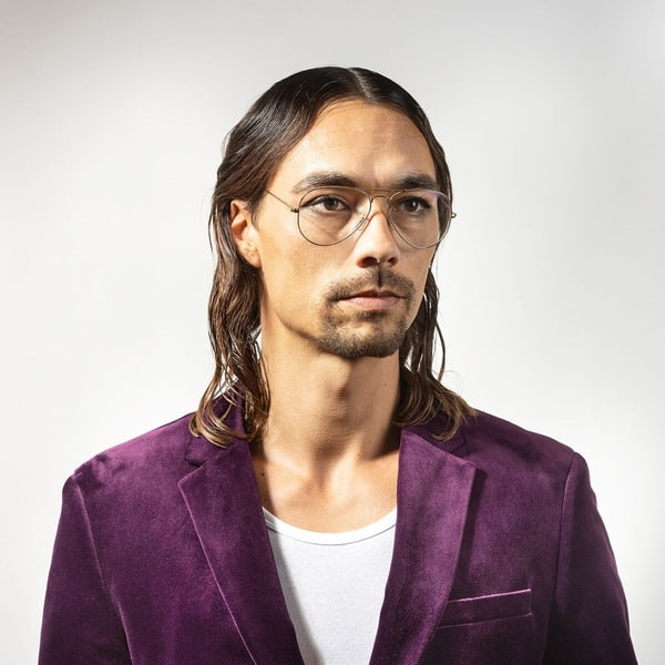 Pflege Wet-Look Männerhaar Mann mit gepflegten braunen schulterlangen Haaren