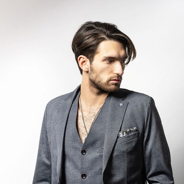 Wet Look Styling Mann mit gepflegtem Kurzhaarschnitt schaut zur Seite