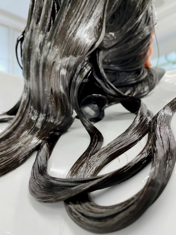 Nasse Haare in die ein Pflegeprodukt eingearbeitet wurde